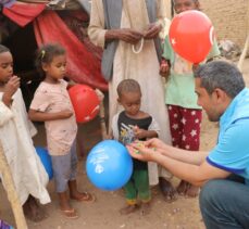 Sudanlı çocuklar TDV'nin dağıttığı balon ve şekerlerle sevindi