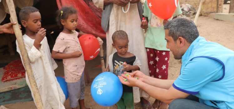 Sudanlı çocuklar TDV'nin dağıttığı balon ve şekerlerle sevindi