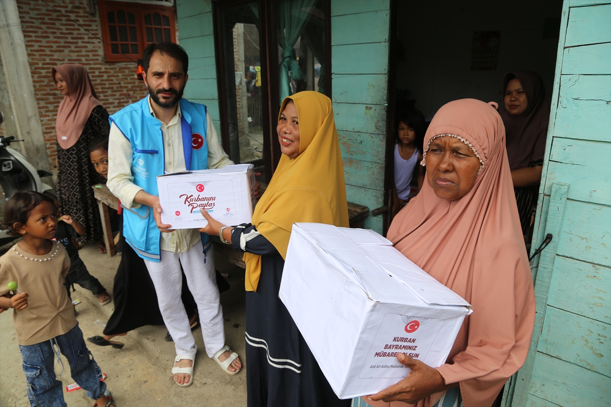 TDV, Endonezya'da vekalet yoluyla kesilen kurbanlıkların dağıtımını yapıyor