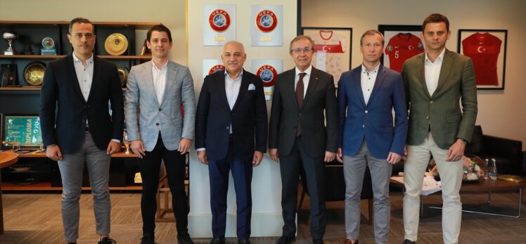 TFF Başkanı Büyükekşi, EURO 2024'e gidecek hakemlerle buluştu