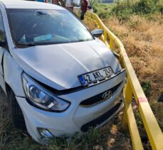 Tokat'ta bariyerlere çarpan otomobildeki 3 kişi yaralandı