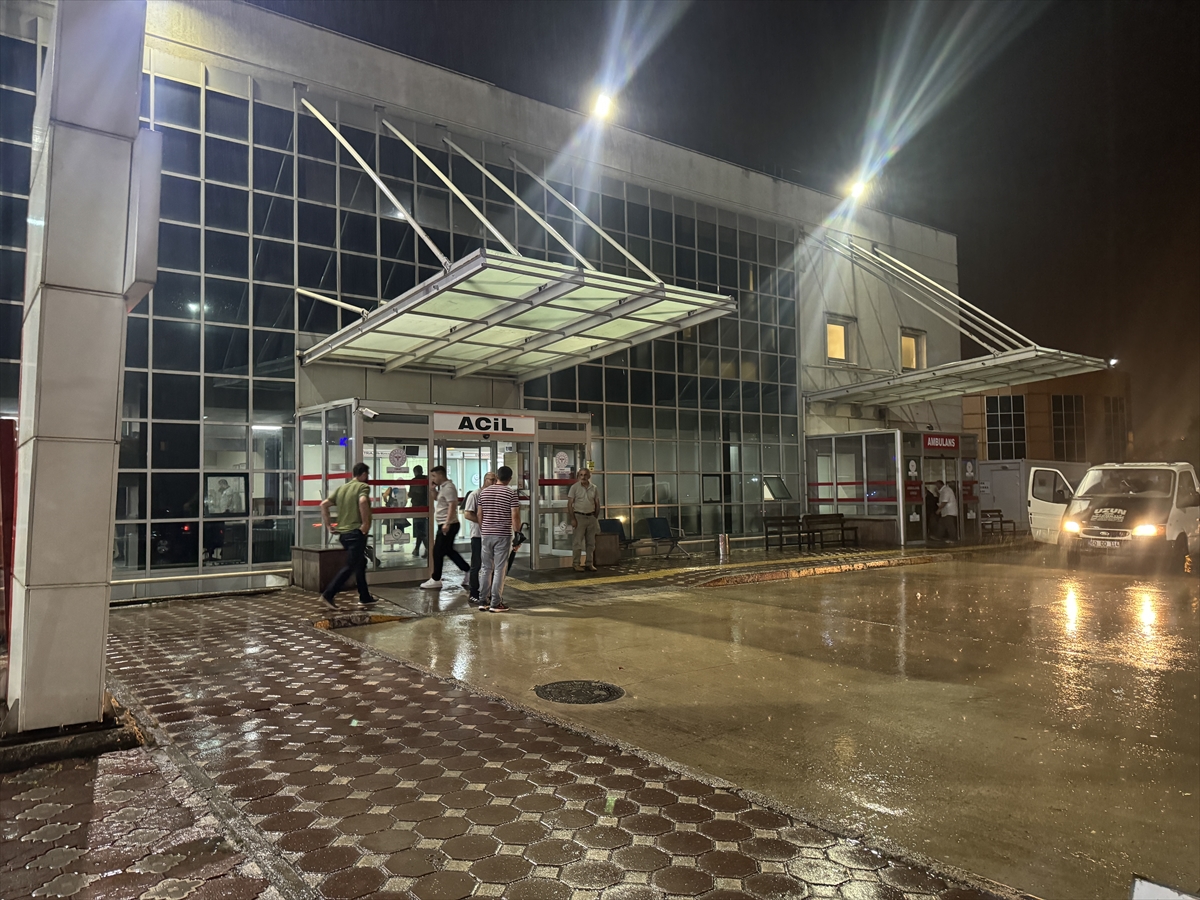 Tokat'ta kuvvetli rüzgar nedeniyle marketin camları kırıldı, 5 kişi yaralandı