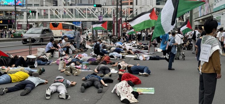 Tokyo'da Gazze'deki hastanelerde ölenleri temsilen gösteri düzenlendi