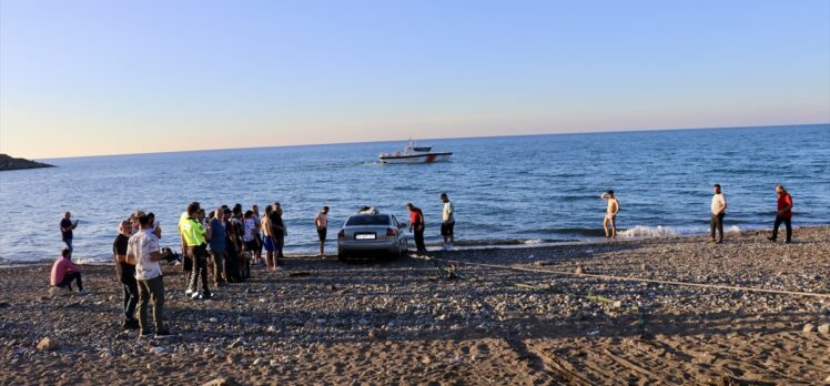 Trabzon'da denize düşen otomobilin sürücüsünü vatandaşlar kurtardı