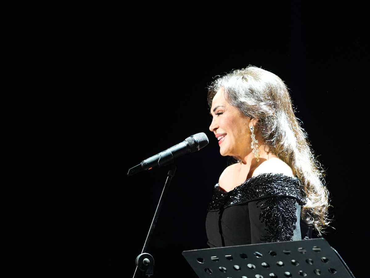 Türkan Şoray, “Türkan Şoray'ın Sonsuz Senfonisi”nde sahneye çıkıp şarkı söyledi