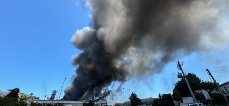 Tuzla'da fabrikada çıkan yangına itfaiye müdahale ediyor