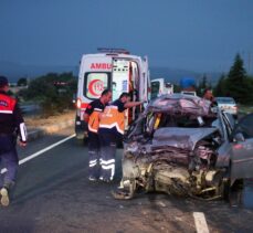 Uşak'ta kamyona çarpan otomobilin sürücüsü hayatını kaybetti