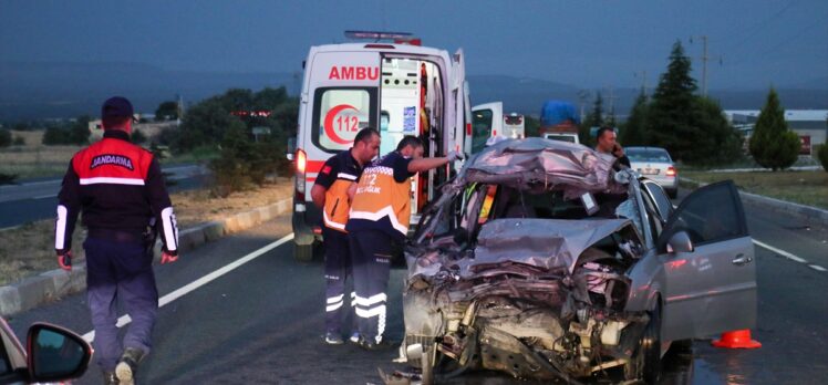 Uşak'ta kamyona çarpan otomobilin sürücüsü hayatını kaybetti