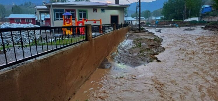 Van Valisi Balcı, selden etkilenen kırsal mahallede inceleme yaptı