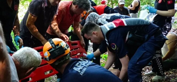 Yalova'da şarampole devrilen traktörün sürücüsü 1 saatlik çalışmayla kurtarıldı