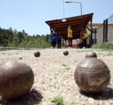 Yemekhane ve boş sınıfta çalışarak bocce ve curlingde Türkiye dereceleri elde ettiler