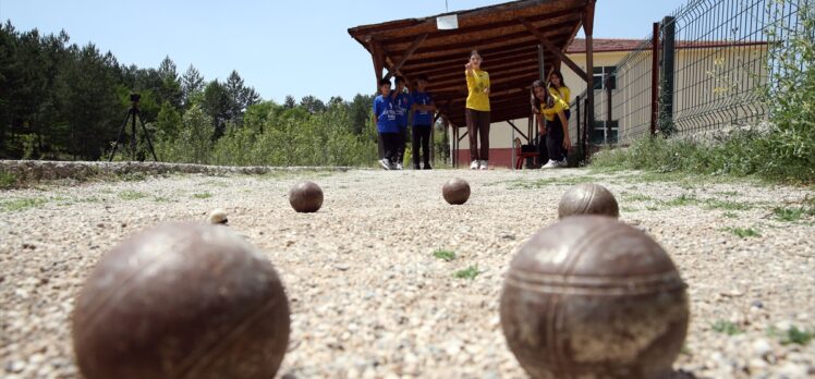 Yemekhane ve boş sınıfta çalışarak bocce ve curlingde Türkiye dereceleri elde ettiler