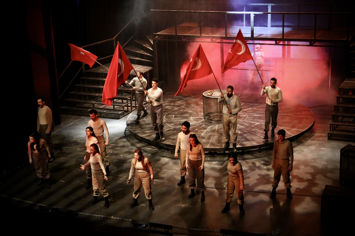 “Yüzyıllık Destan: Savaş” oyunu Samsun'da tiyatroseverlerle buluştu