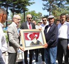 15 Temmuz kahramanı şehit Ömer Halisdemir'in kabrinde yoğunluk yaşanıyor