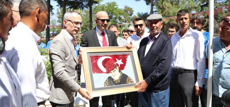 15 Temmuz kahramanı şehit Ömer Halisdemir'in kabrinde yoğunluk yaşanıyor