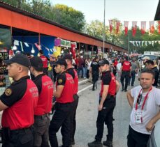 663. Tarihi Kırkpınar Yağlı Güreşleri hakemleri güvenlik önlemiyle er meydanından çıkarıldı