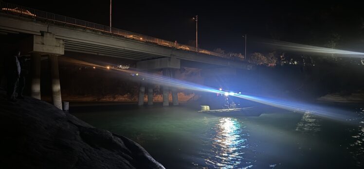 Adana'da baraj gölüne giren genç gözden kayboldu