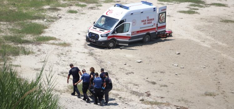 GÜNCELLEME – Adana'da köprüden baraj gölüne düşen otomobildeki 1 çocuğun cesedi bulundu, 3 kişi aranıyor