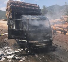 Adana'da orman deposundaki tomruk yüklü kamyonda çıkan yangın söndürüldü