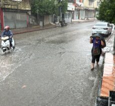 Adana'da sağanak hayatı olumsuz etkiledi