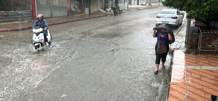 Adana'da sağanak hayatı olumsuz etkiledi