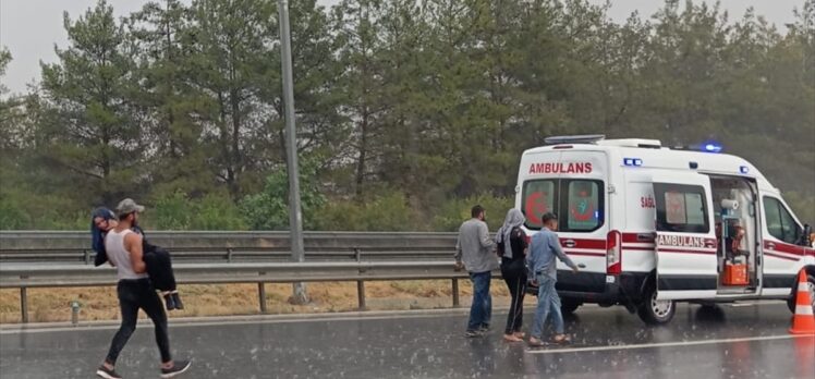 Adana'da tarım işçilerini taşıyan midibüsün devrilmesi sonucu 12 kişi yaralandı