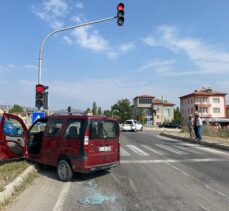 Afyonkarahisar'da hafif ticari araç ile otomobilin çarpıştığı kazada 4 kişi yaralandı