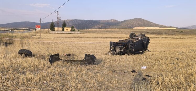 Afyonkarahisar'da şarampole devrilen otomobildeki 1 kişi öldü, 1 kişi yaralandı