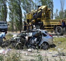 Afyonkarahisar'da tırla çarpışan otomobildeki 3 kişi yaşamını yitirdi