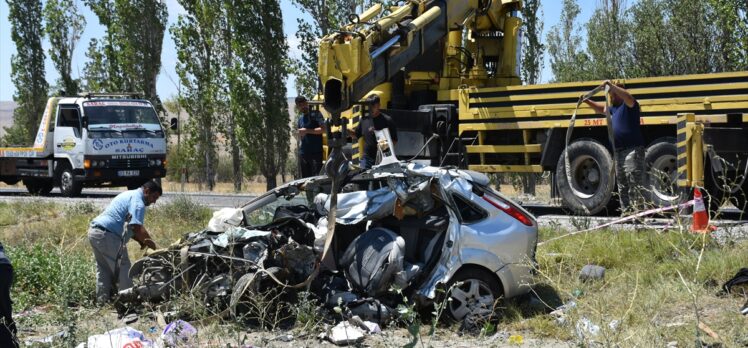 Afyonkarahisar'da tırla çarpışan otomobildeki 3 kişi yaşamını yitirdi