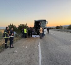 Afyonkarahisar'da yolcu otobüsüyle kamyonun çarpıştığı kazada 1 kişi öldü, 9 kişi yaralandı