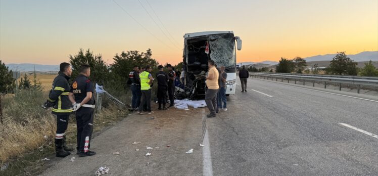 Afyonkarahisar'da yolcu otobüsüyle kamyonun çarpıştığı kazada 1 kişi öldü, 9 kişi yaralandı