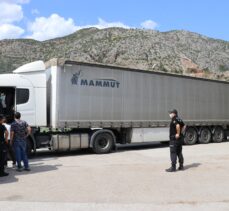 Amasya'da düzensiz göçmenleri taşıyan tırın yabancı uyruklu sürücüsü tutuklandı