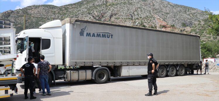 Amasya'da düzensiz göçmenleri taşıyan tırın yabancı uyruklu sürücüsü tutuklandı