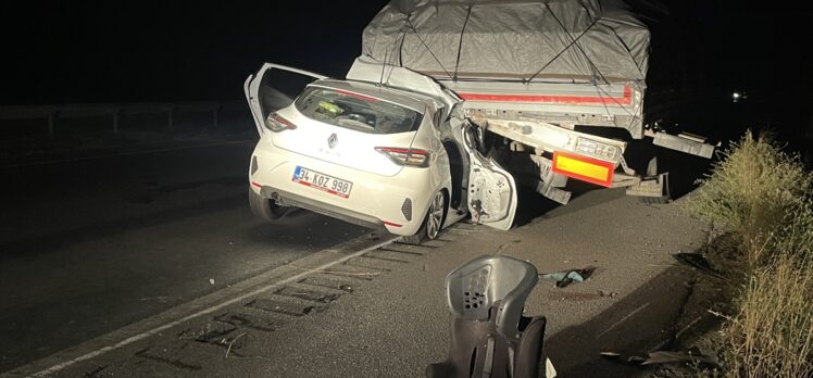 Amasya'da tıra çarpan otomobildeki 5 kişi yaralandı