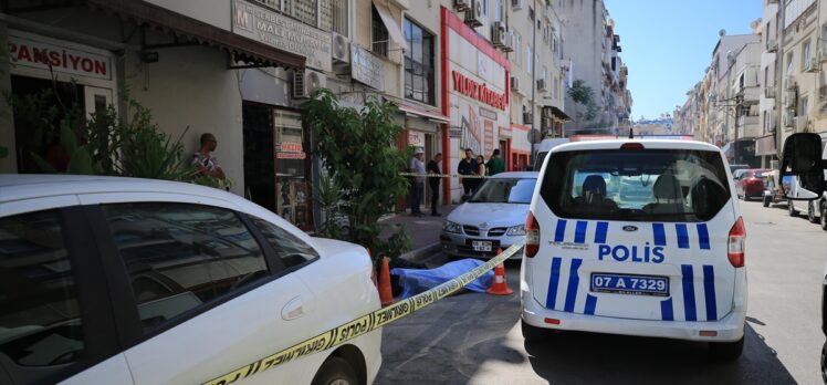 Antalya'da bir kişi kaldığı pansiyonun önünde ölü bulundu