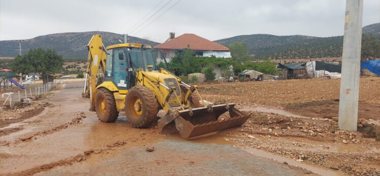 Antalya'da sağanak ve fırtına etkili oldu