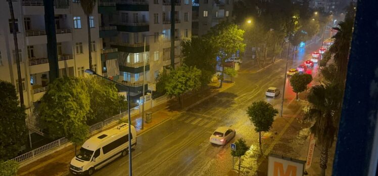 Antalya'da sağanak ve fırtına etkili oluyor