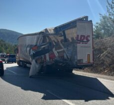 Antalya'da üç aracın karıştığı kazada 1 kişi öldü, 1 kişi yaralandı