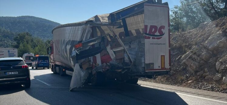 Antalya'da üç aracın karıştığı kazada 1 kişi öldü, 1 kişi yaralandı