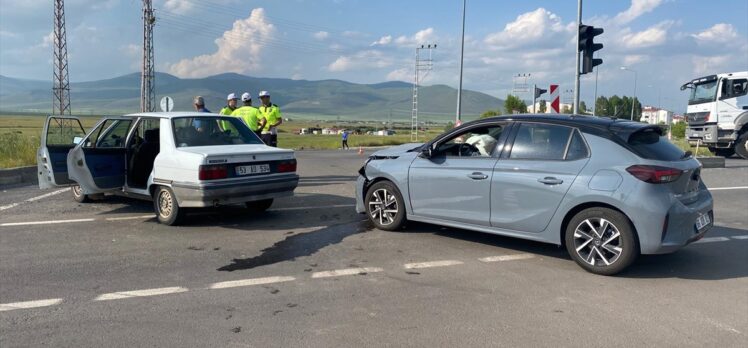 Ardahan'da 2 otomobilin çarpışması sonucu 5 kişi yaralandı