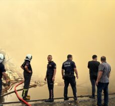 Aydın'da geri dönüşüm fabrikası deposundaki yangına müdahale ediliyor