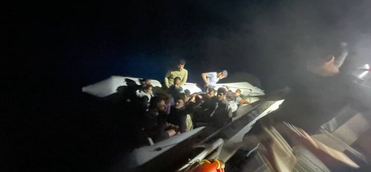 Ayvalık açıklarında 35 düzensiz göçmen yakalandı