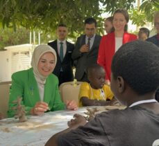 Bakan Göktaş, Senegalli yetim çocuklarla kilden “baobab ağacı” heykeli yaptı