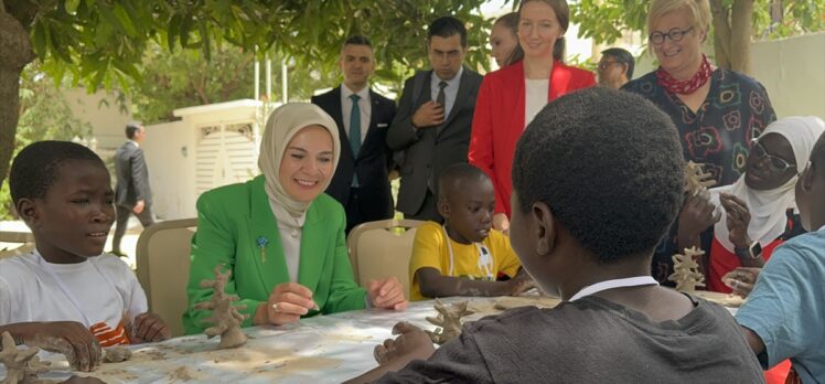 Bakan Göktaş, Senegalli yetim çocuklarla kilden “baobab ağacı” heykeli yaptı