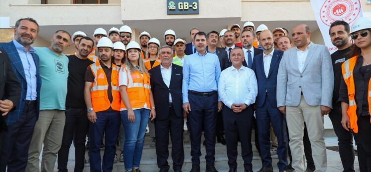 Bakan Kurum, Elazığ'da yapımı devam eden deprem konutlarını inceledi