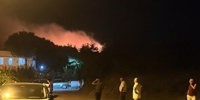 Balıkesir'in Ayvalık ilçesinde çıkan orman yangınına müdahale ediliyor