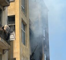 Beyoğlu'nda metruk binada çıkan yangına müdahale ediliyor