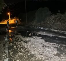 Bodrum'da içme suyu isale hattındaki patlama nedeniyle yol çöktü