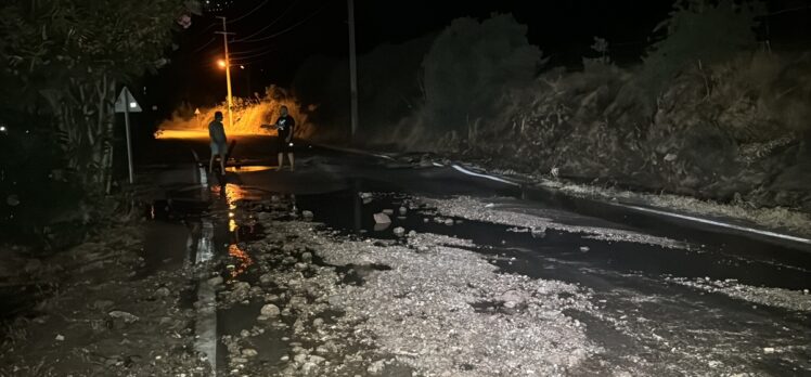 Bodrum'da içme suyu isale hattındaki patlama nedeniyle yol çöktü